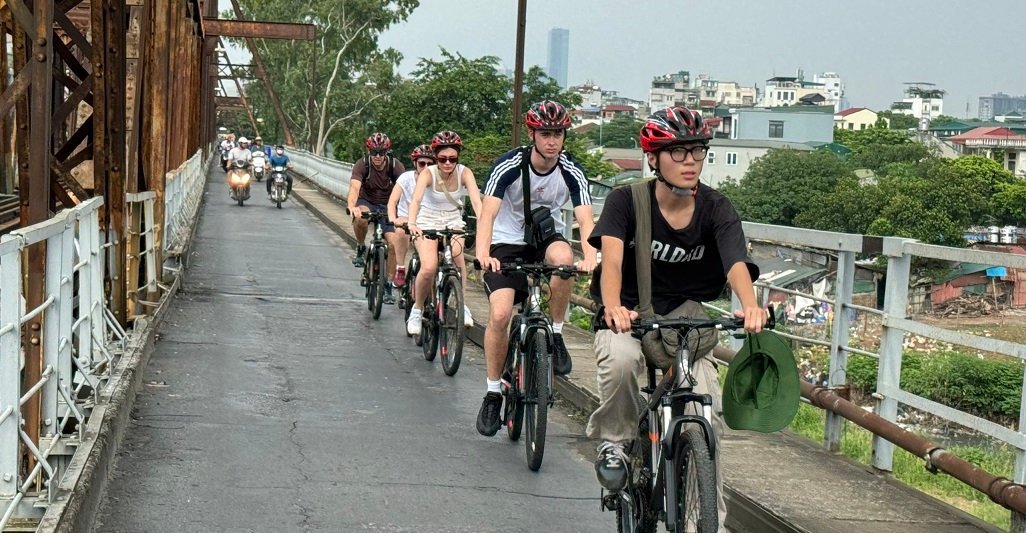 Bicycle Ride Hanoi to Thanh Chuong Viet Palace: A 1-Day Cultural Journey